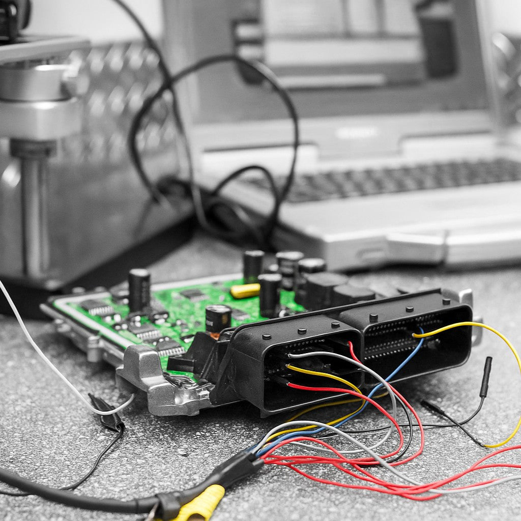 Geöffnetes Motorsteuergerät mit angeschlossenen Kabeln (Bench-Mode)