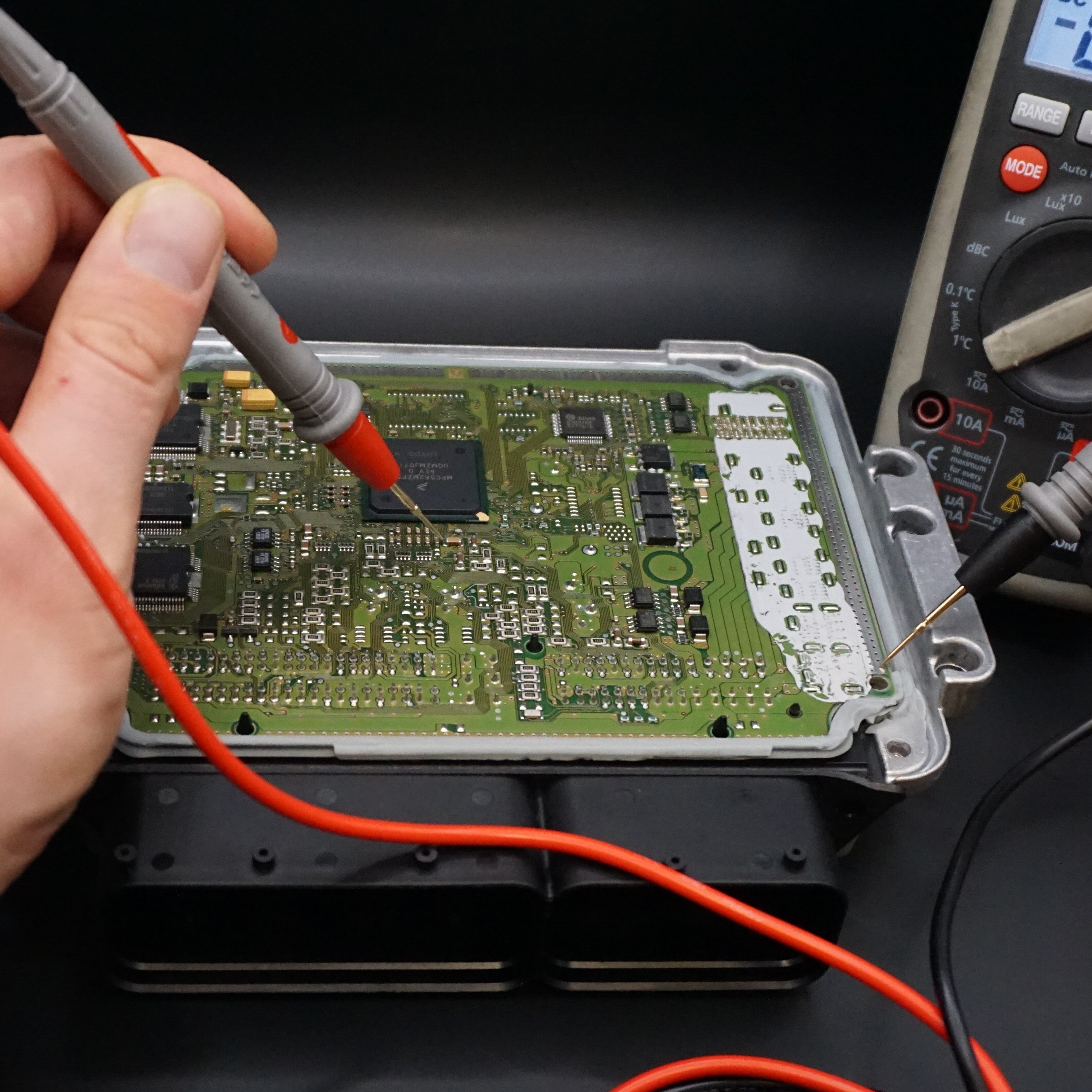Messung mit Multimeter an einem Motorsteuergerät